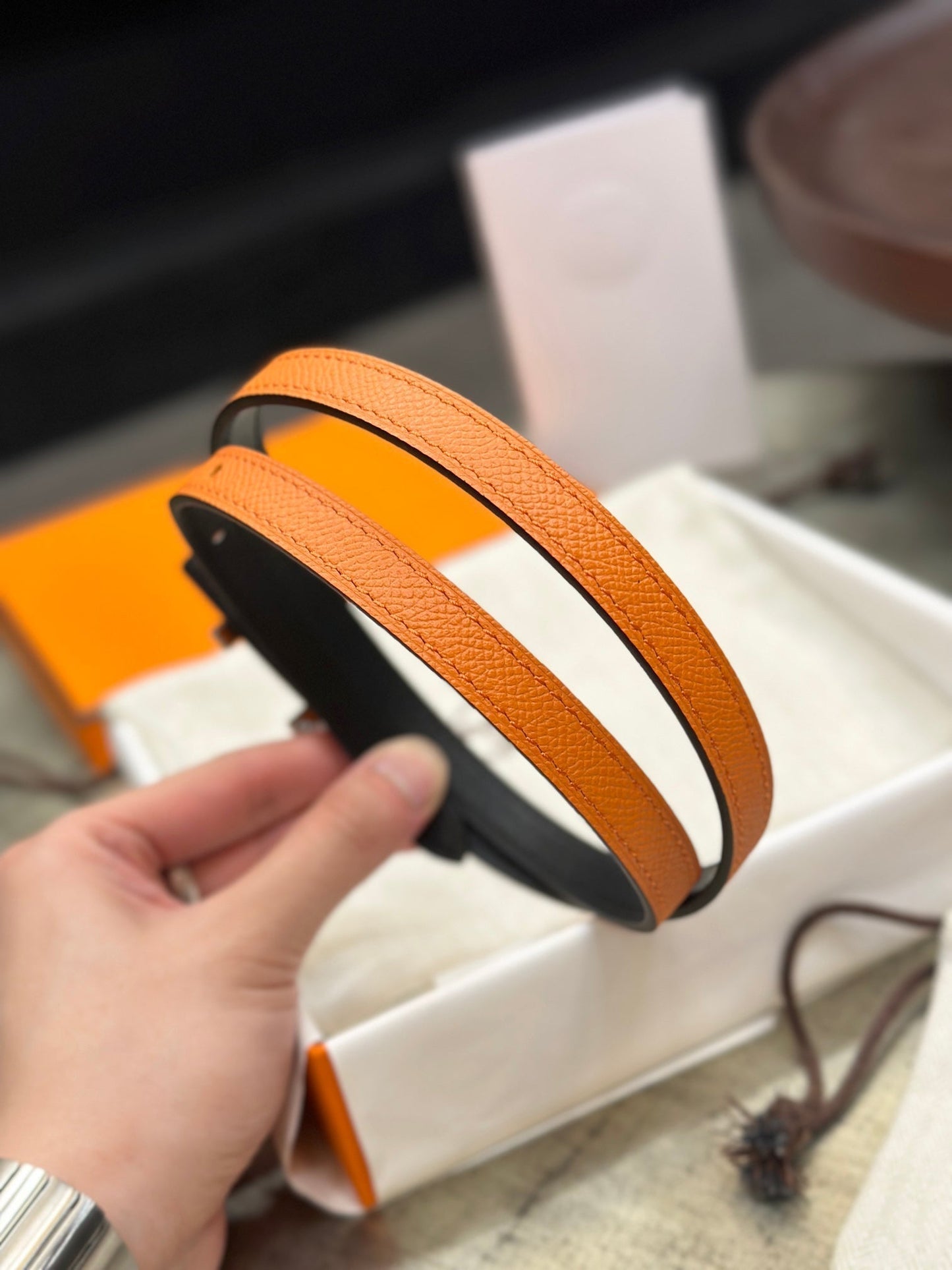 HELENE FOCUS WENDBARER LEDERGÜRTEL — SCHWARZ & ORANGE (GOLD-BESCHLÄGE)