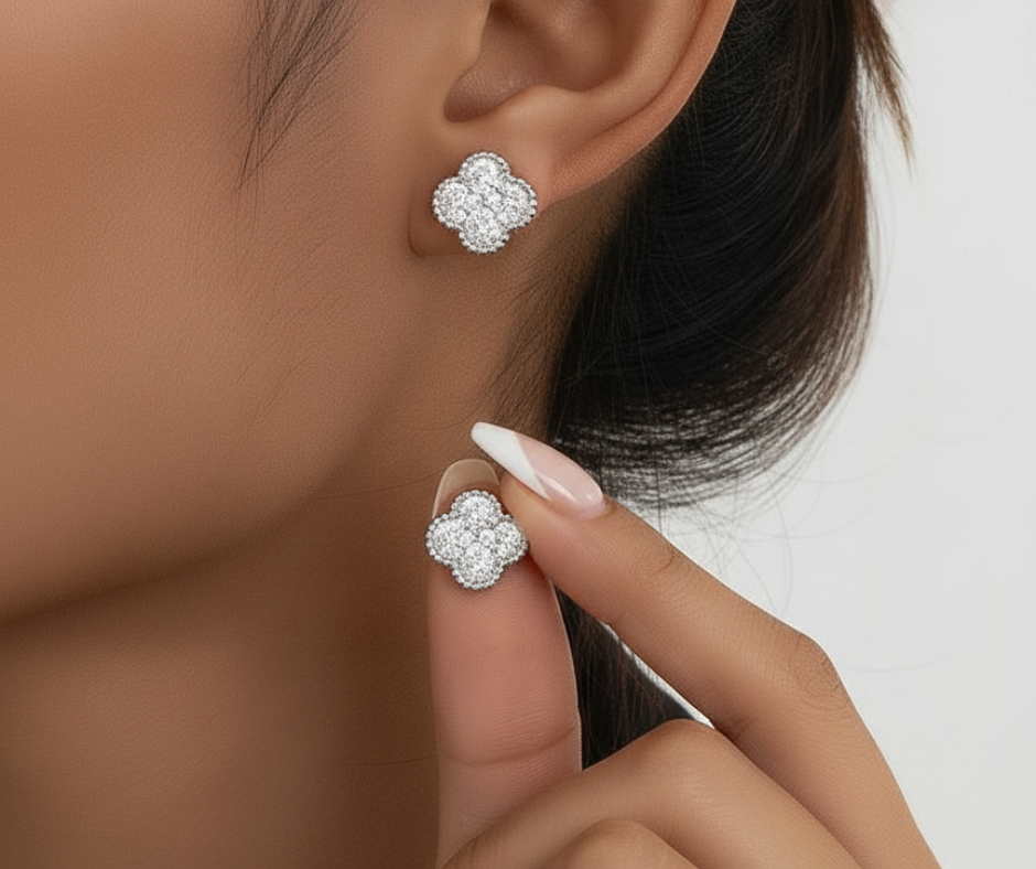 CLOVER MINI DIAMOND STUD EARRINGS