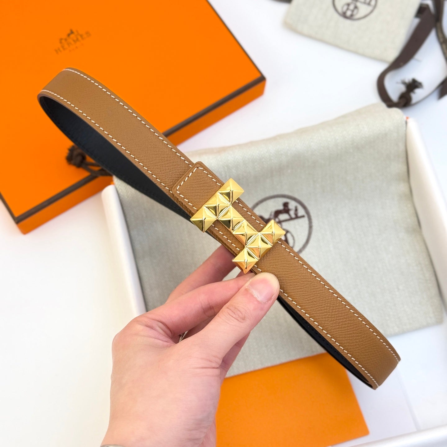 HELENE INFINI WENDBARER LEDERGÜRTEL — BRAUNES EPSOM (GOLD-BESCHLÄGE, 24 MM)