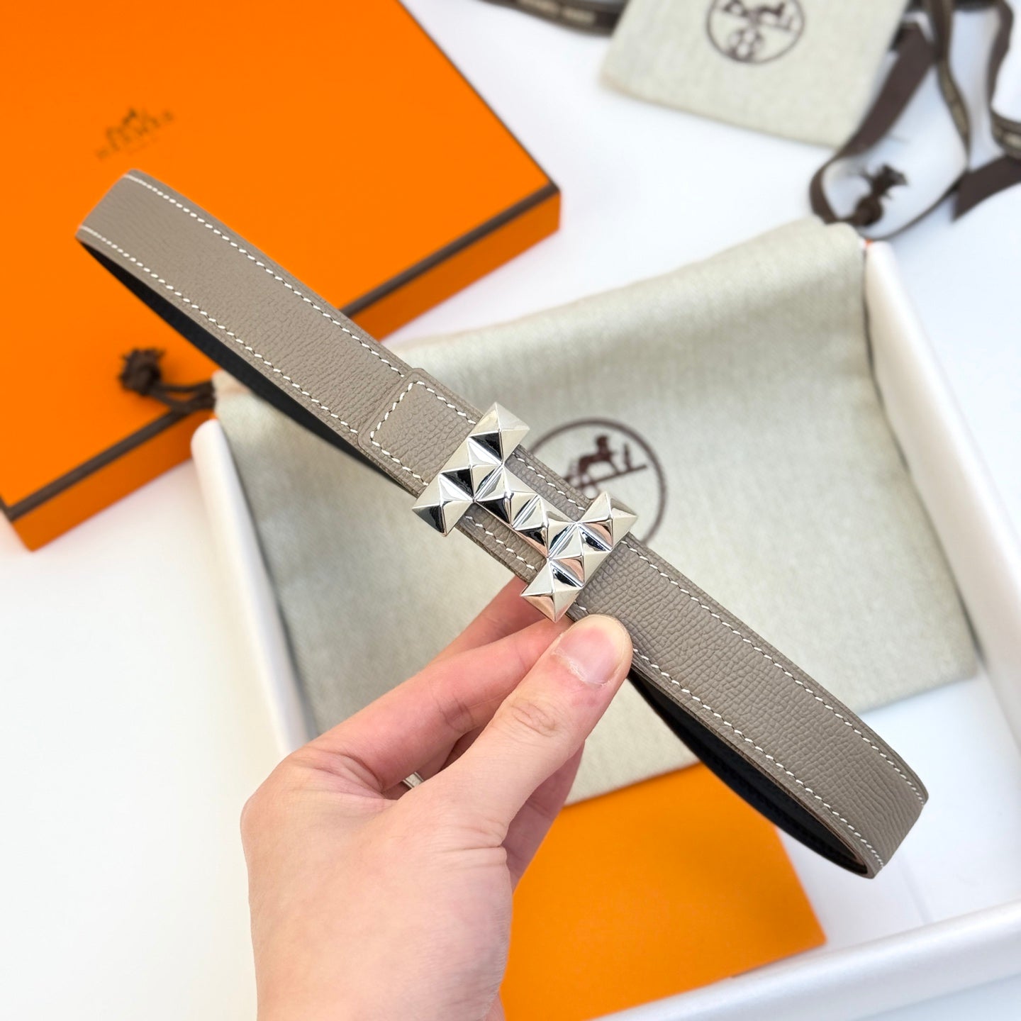 HELENE INFINI WENDBARER LEDERGÜRTEL — GRAUES EPSOM (SILBERNE BESCHLÄGE, 24 MM)