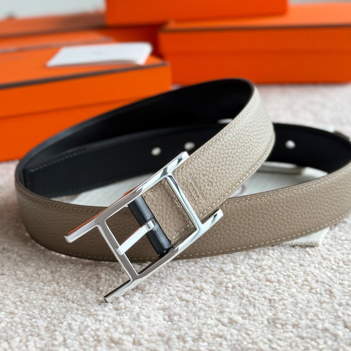 HELENE QUENTIN WENDBARER LEDERGÜRTEL — SCHWARZ & BEIGE (SILBERNE BESCHLÄGE, 32 MM)