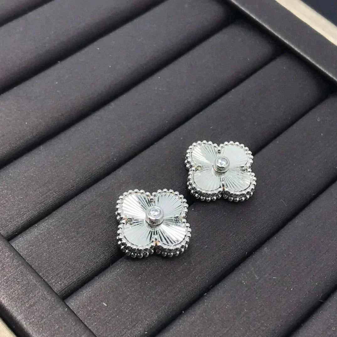 CLOVER MINI 9.5MM LASER EARRINGS