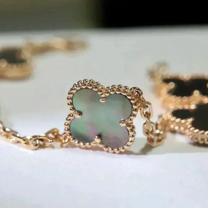 Armband mit Kleeblattmotiv, grauer Mopp