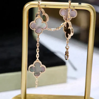 Armband mit Kleeblattmotiv, grauer Mopp