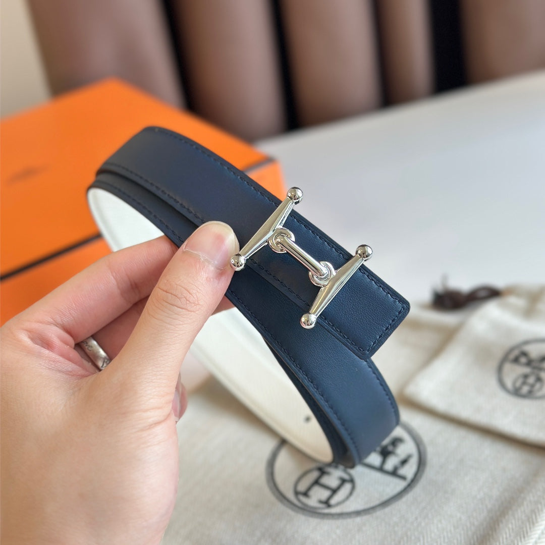 HELENE MORS H WENDBARER LEDERGÜRTEL — BLAU & BEIGE (SILBERNE BESCHLÄGE, 24 MM)