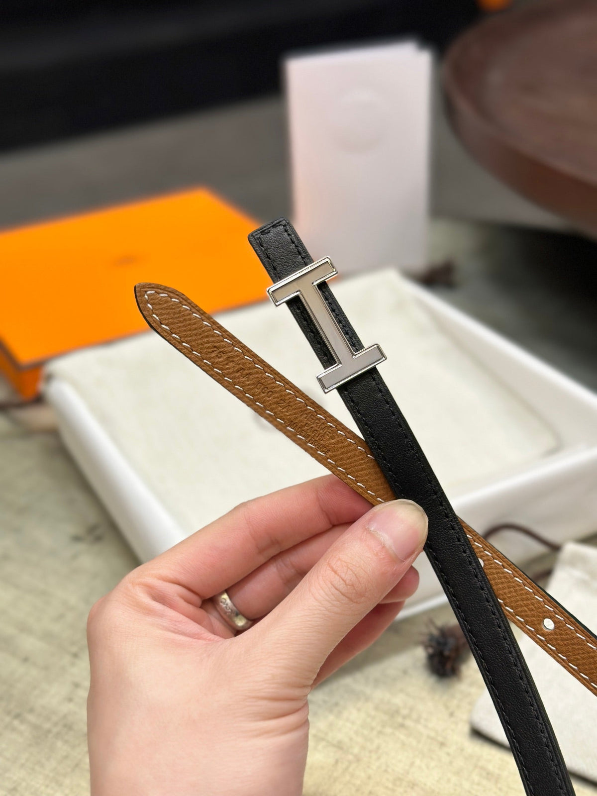 HELENE FOCUS WENDBARER LEDERGÜRTEL — TAWNY BROWN & SCHWARZ (SILBERNE BESCHLÄGE)