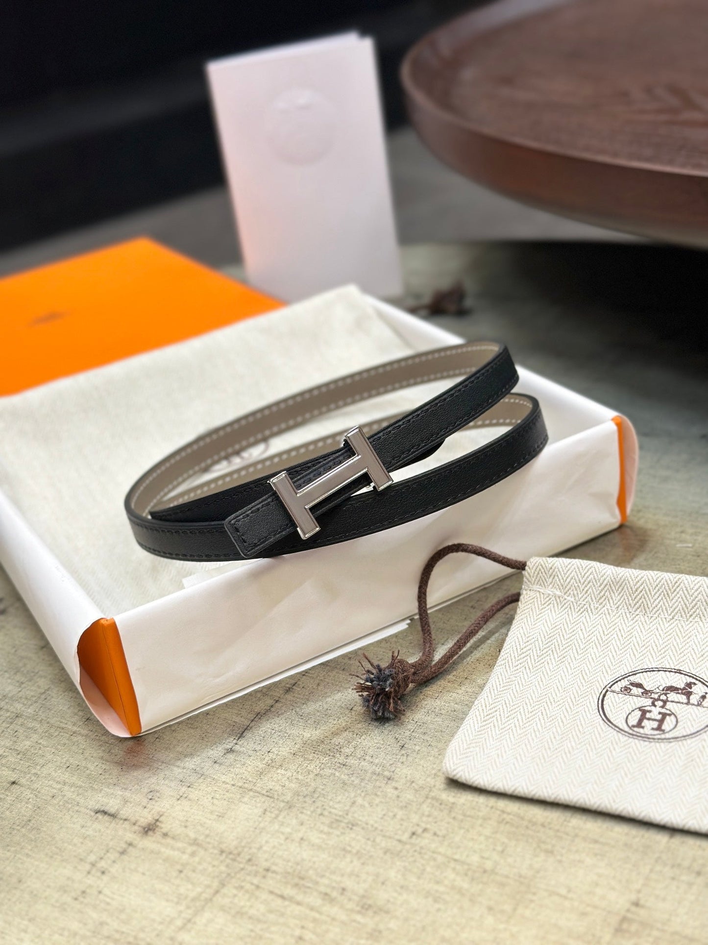 HELENE FOCUS WENDBARER LEDERGÜRTEL — KHAKIBRAUN &amp; SCHWARZ (SILBERNE BESCHLÄGE)