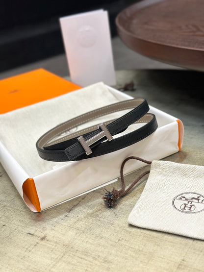 HELENE FOCUS WENDBARER LEDERGÜRTEL — KHAKIBRAUN &amp; SCHWARZ (SILBERNE BESCHLÄGE)