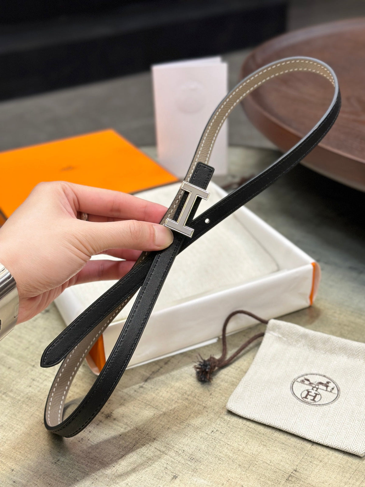 HELENE FOCUS WENDBARER LEDERGÜRTEL — KHAKIBRAUN & SCHWARZ (SILBERNE BESCHLÄGE)