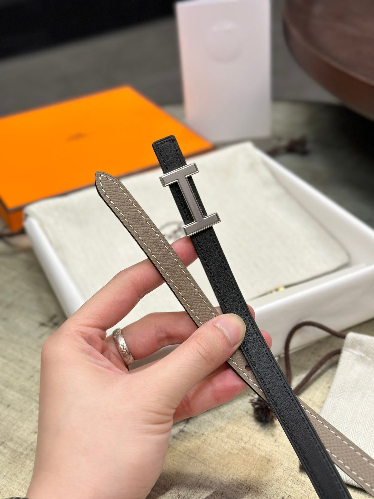 HELENE FOCUS WENDBARER LEDERGÜRTEL — KHAKIBRAUN & SCHWARZ (SILBERNE BESCHLÄGE)