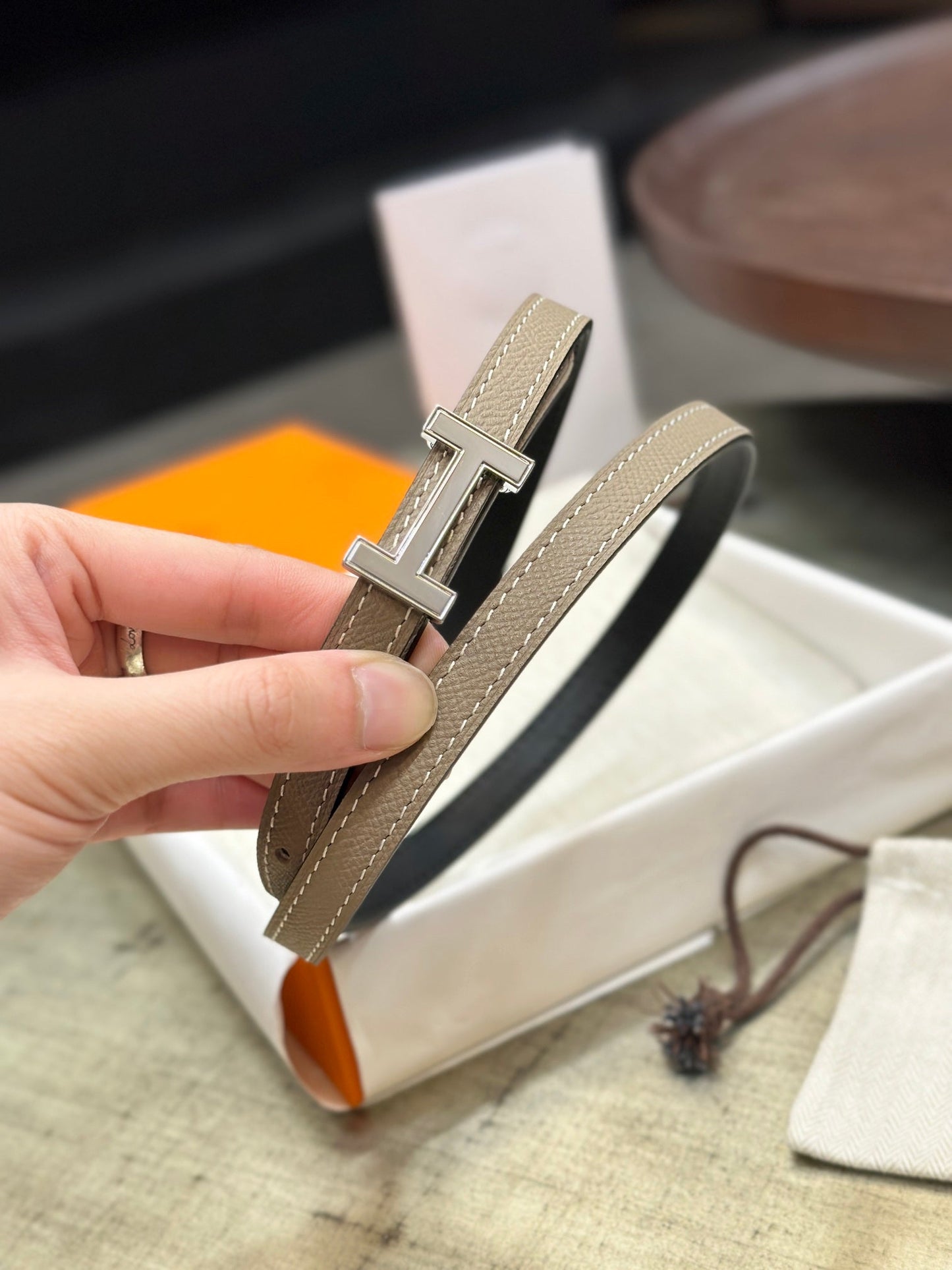 HELENE FOCUS WENDBARER LEDERGÜRTEL — KHAKIBRAUN &amp; SCHWARZ (SILBERNE BESCHLÄGE)