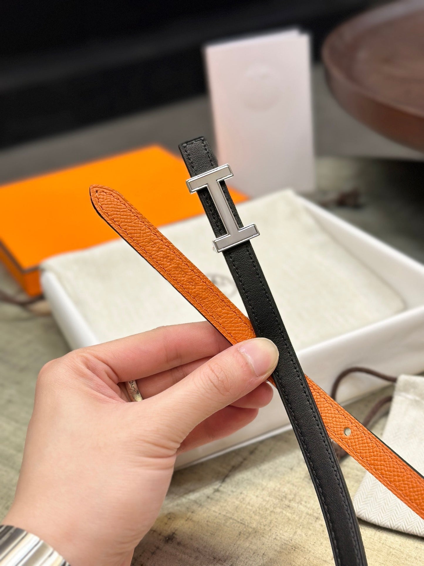 HELENE FOCUS WENDBARER LEDERGÜRTEL — ORANGE &amp; SCHWARZ (SILBERNE BESCHLÄGE)