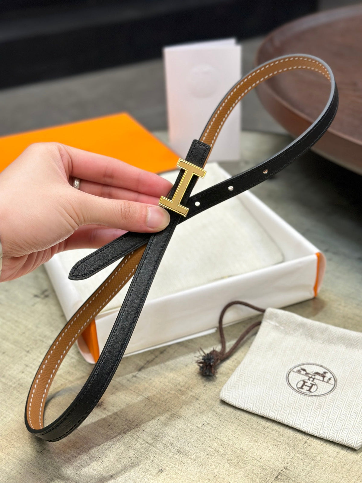 HELENE FOCUS WENDBARER LEDERGÜRTEL — TAWNY BROWN & SCHWARZ (GOLD BESCHLÄGE)