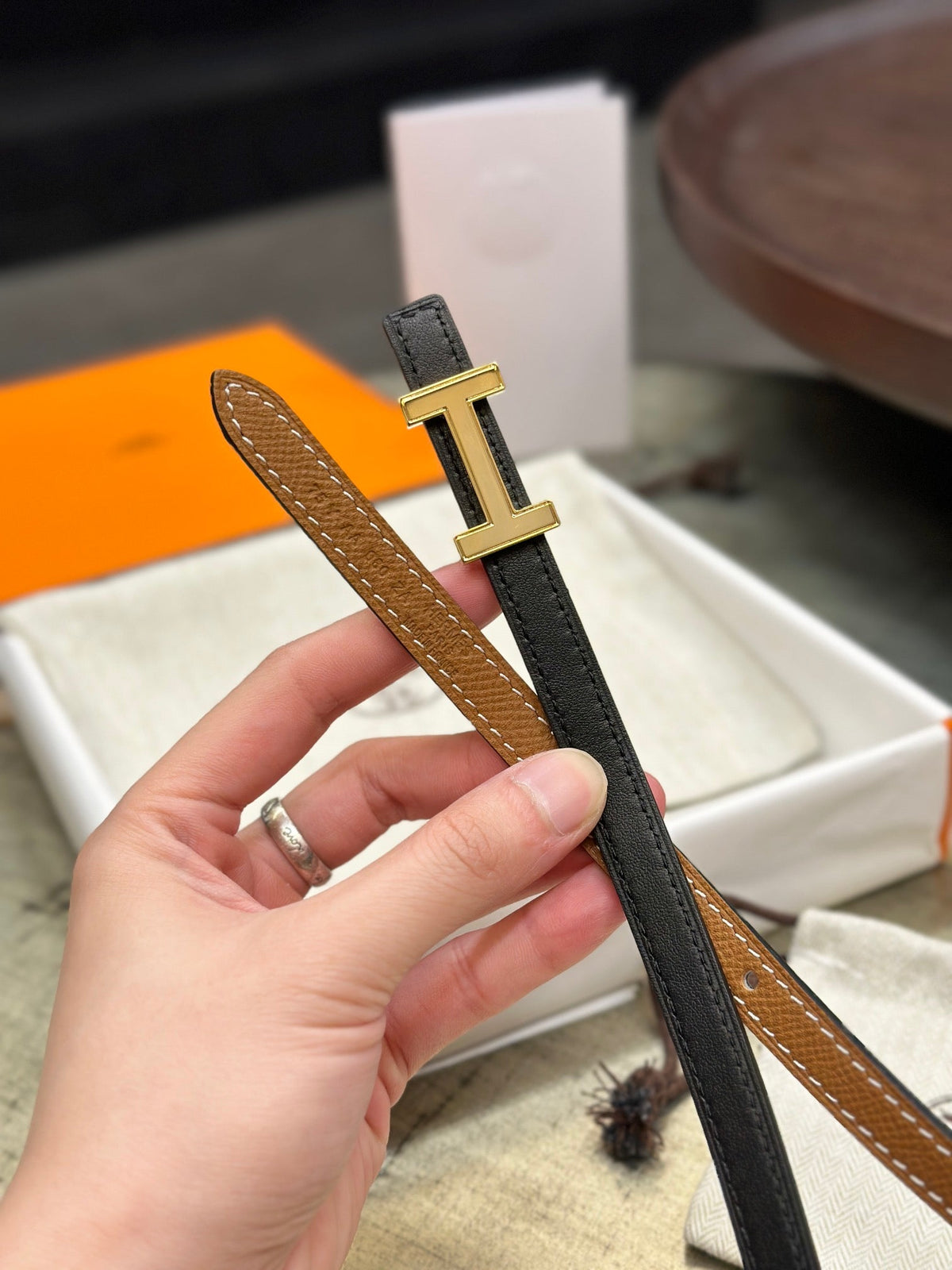 HELENE FOCUS WENDBARER LEDERGÜRTEL — TAWNY BROWN & SCHWARZ (GOLD BESCHLÄGE)