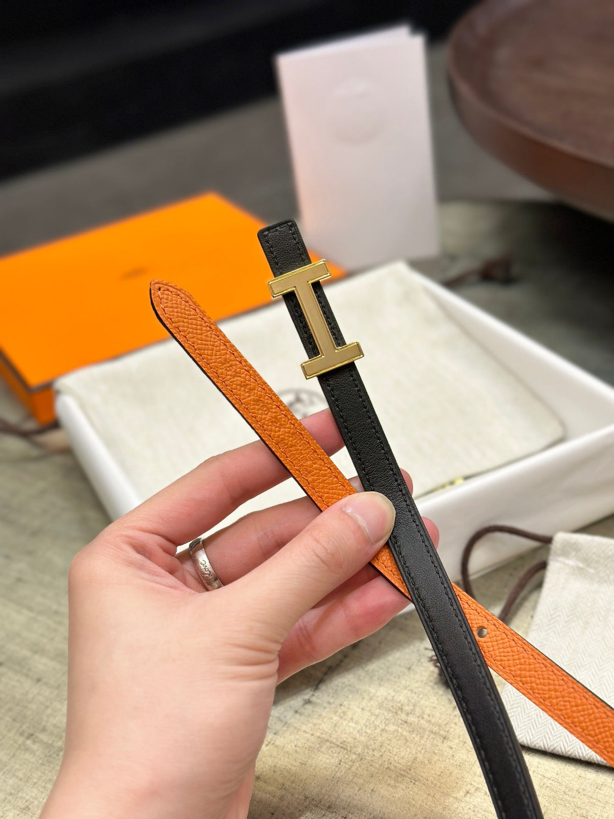 HELENE FOCUS WENDBARER LEDERGÜRTEL — SCHWARZ & ORANGE (GOLD-BESCHLÄGE)