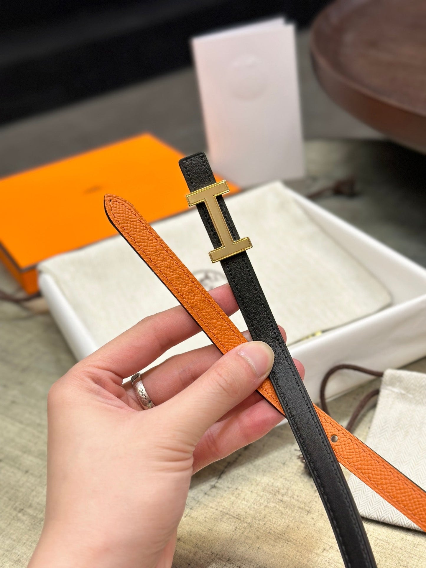 HELENE FOCUS WENDBARER LEDERGÜRTEL — SCHWARZ &amp; ORANGE (GOLD-BESCHLÄGE)