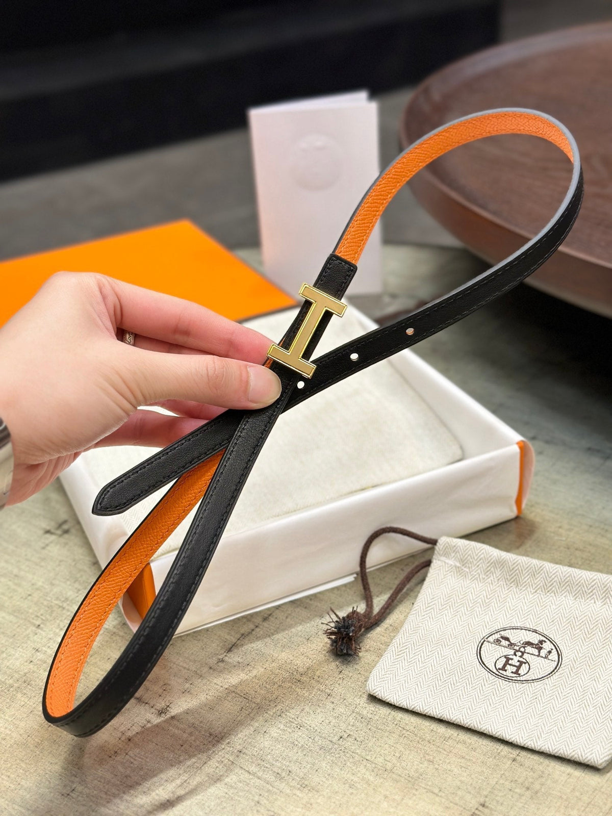 HELENE FOCUS WENDBARER LEDERGÜRTEL — SCHWARZ & ORANGE (GOLD-BESCHLÄGE)