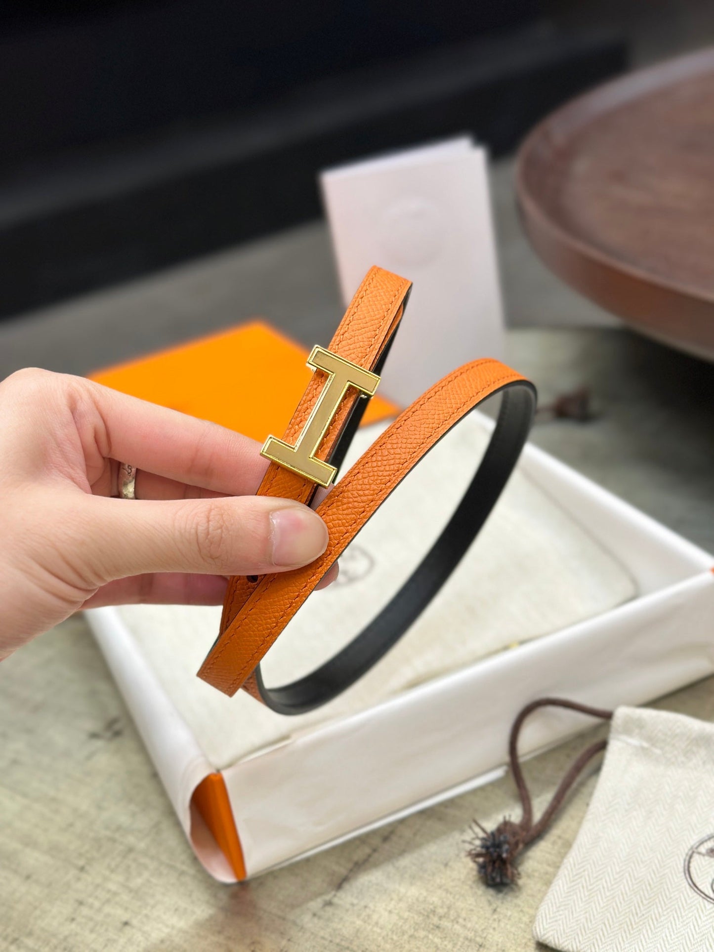 HELENE FOCUS WENDBARER LEDERGÜRTEL — SCHWARZ &amp; ORANGE (GOLD-BESCHLÄGE)