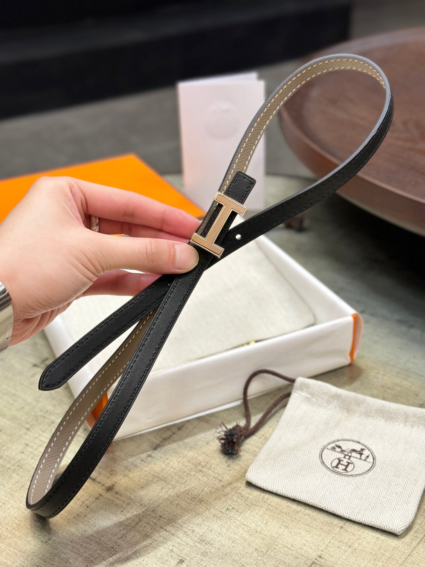 HELENE FOCUS WENDBARER LEDERGÜRTEL — SCHWARZ &amp; CAMELBRAUN (KUPFERBESCHLÄGE)