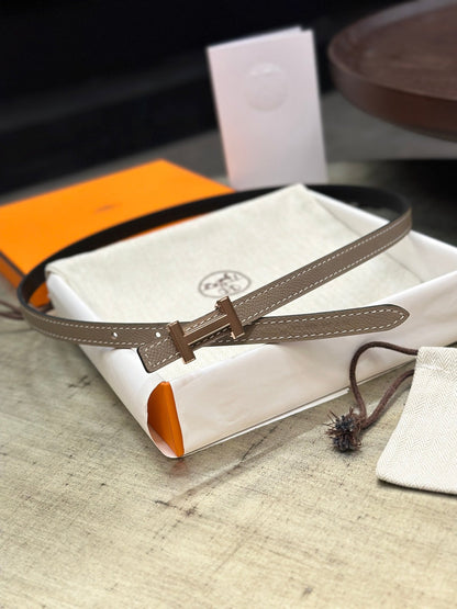 HELENE FOCUS WENDBARER LEDERGÜRTEL — SCHWARZ &amp; CAMELBRAUN (KUPFERBESCHLÄGE)