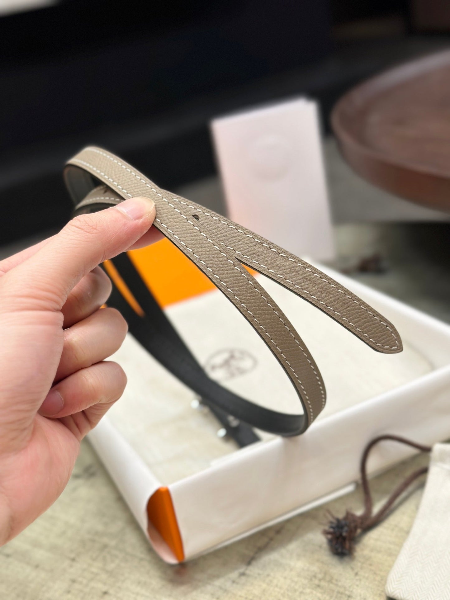 HELENE FOCUS WENDBARER LEDERGÜRTEL — SCHWARZ &amp; CAMELBRAUN (KUPFERBESCHLÄGE)