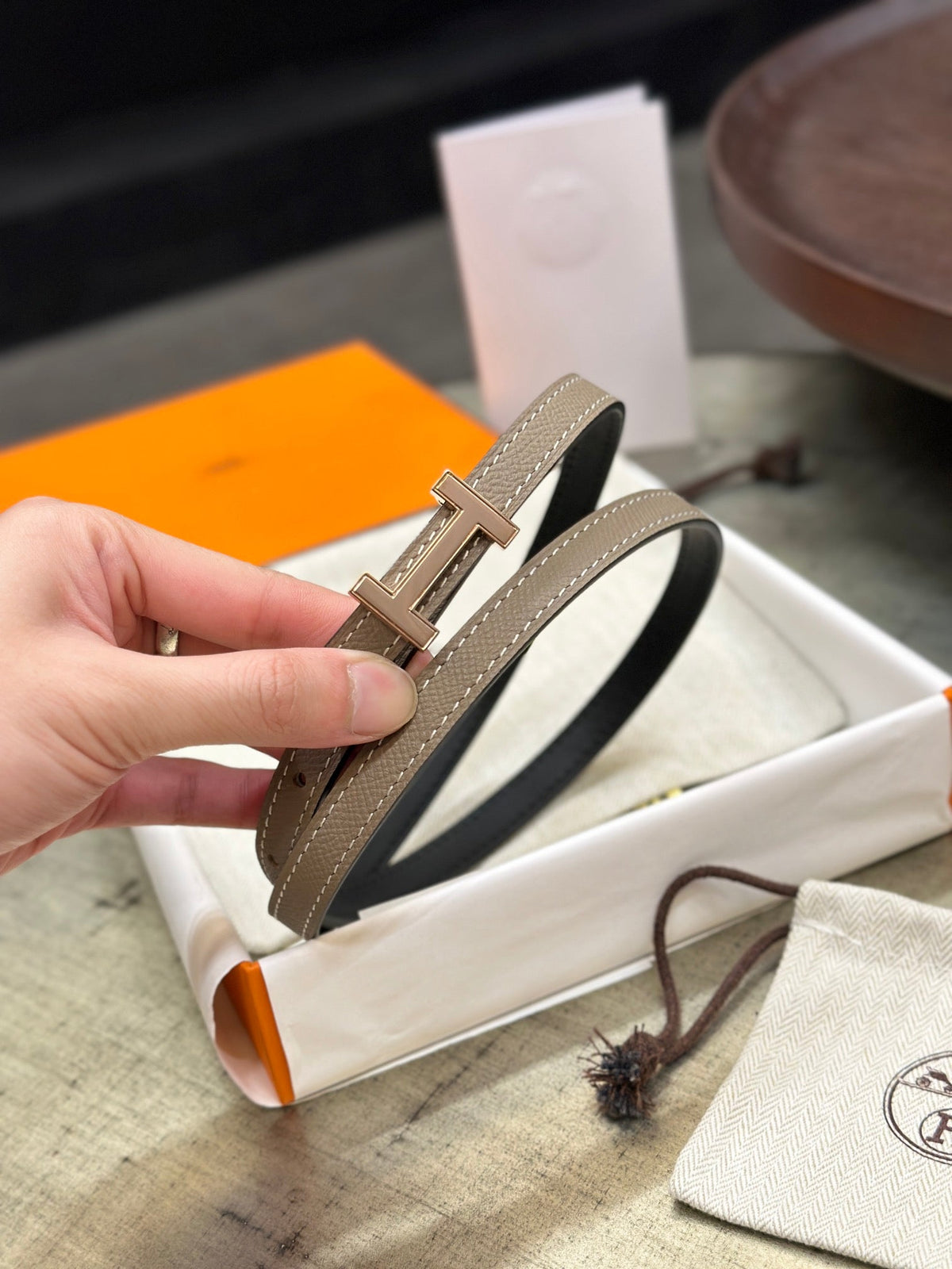 HELENE FOCUS WENDBARER LEDERGÜRTEL — SCHWARZ & CAMELBRAUN (KUPFERBESCHLÄGE)