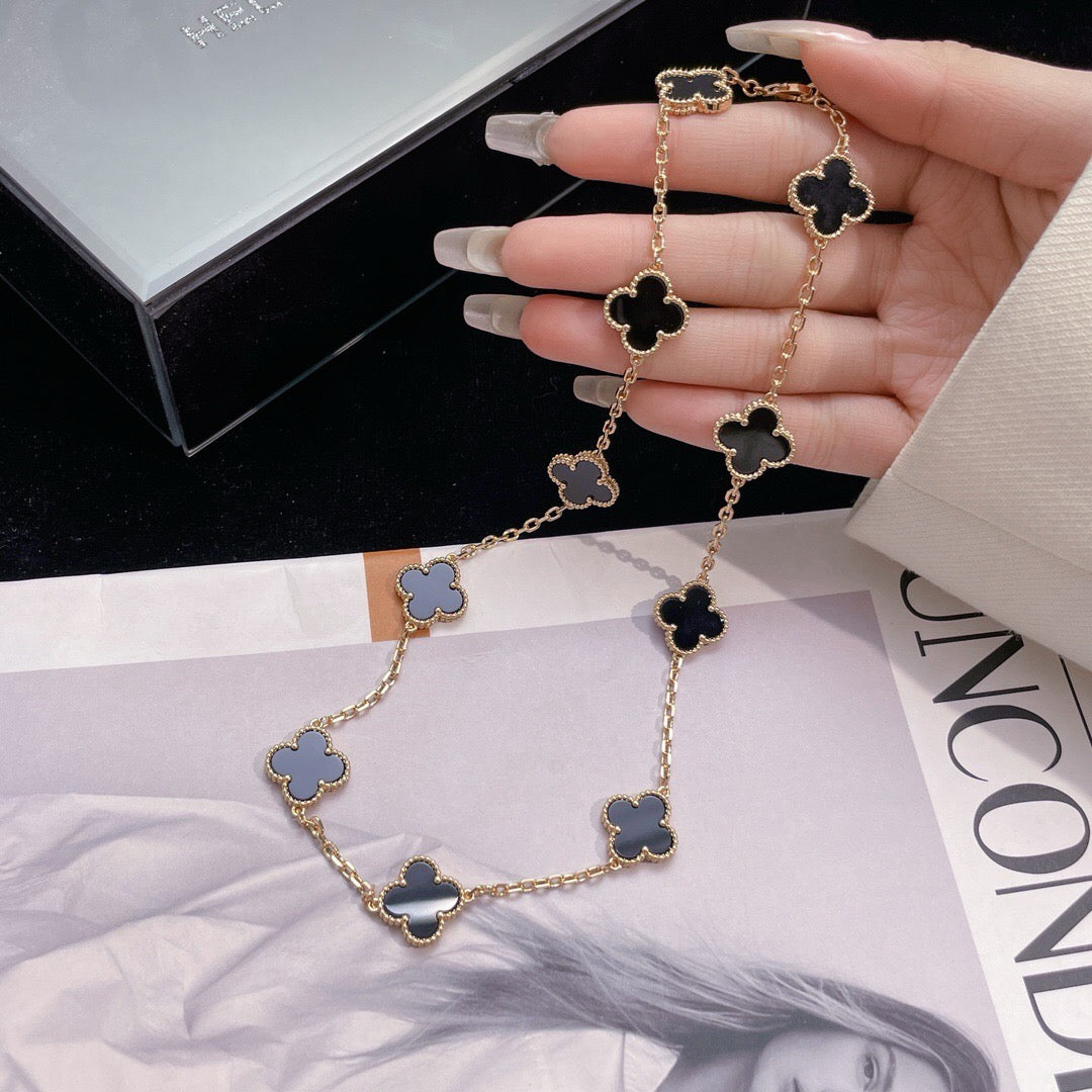 Onyx-Halskette mit Kleeblattmotiven