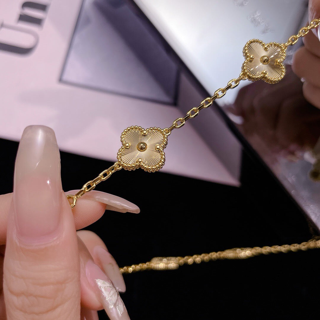 LASER-HALSKETTE MIT KLEE-MOTIVEN