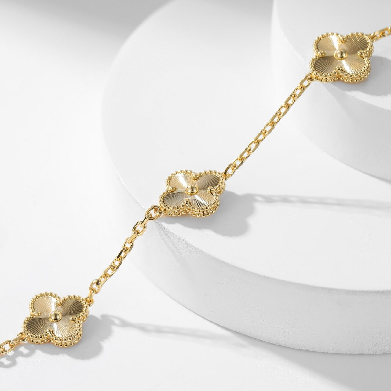 LASER-HALSKETTE MIT KLEE-MOTIVEN