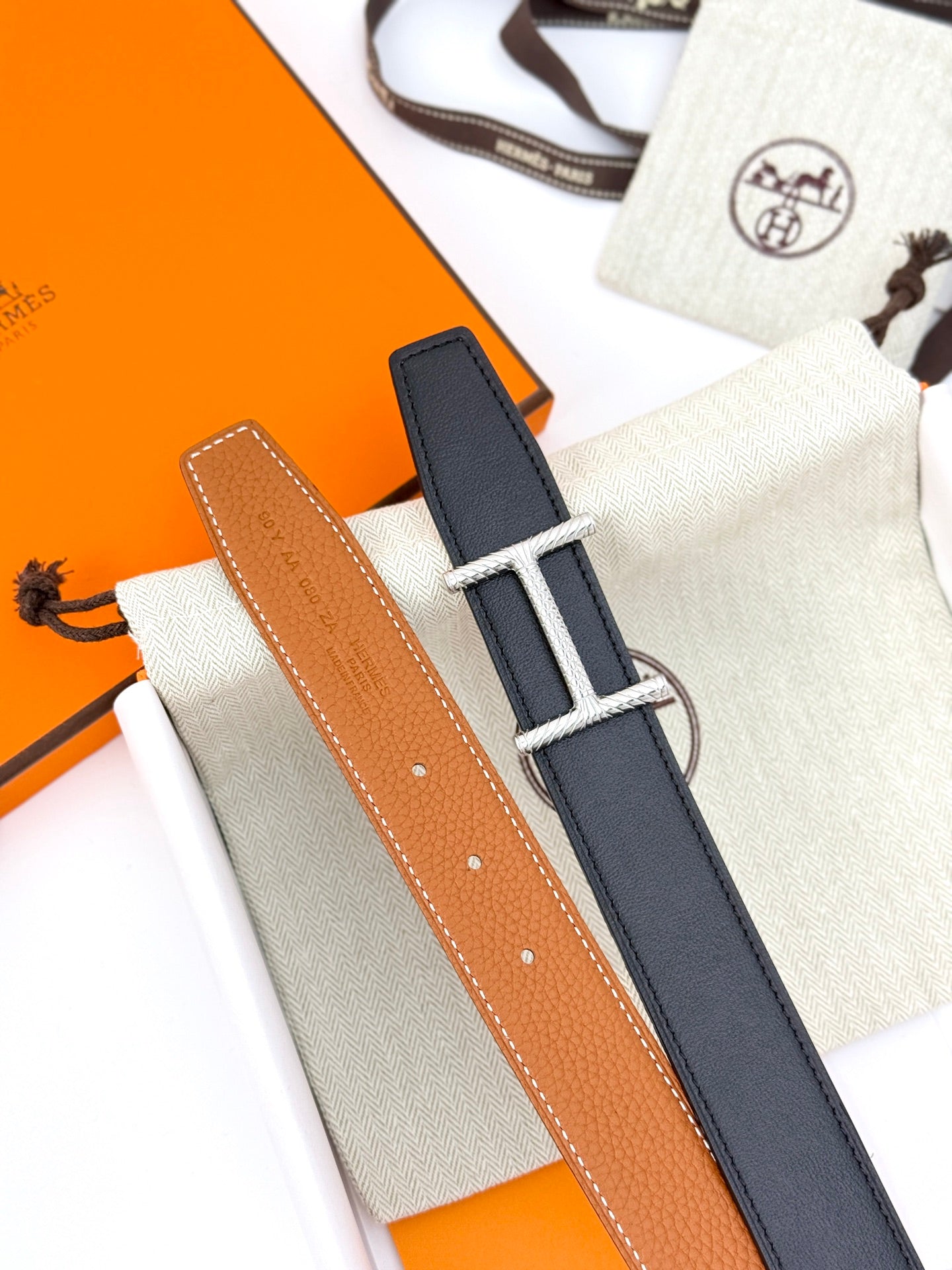 HELENE HISSEO WENDBARER LEDERGÜRTEL — BRAUN (SILBERNE BESCHLÄGE, 32 MM)