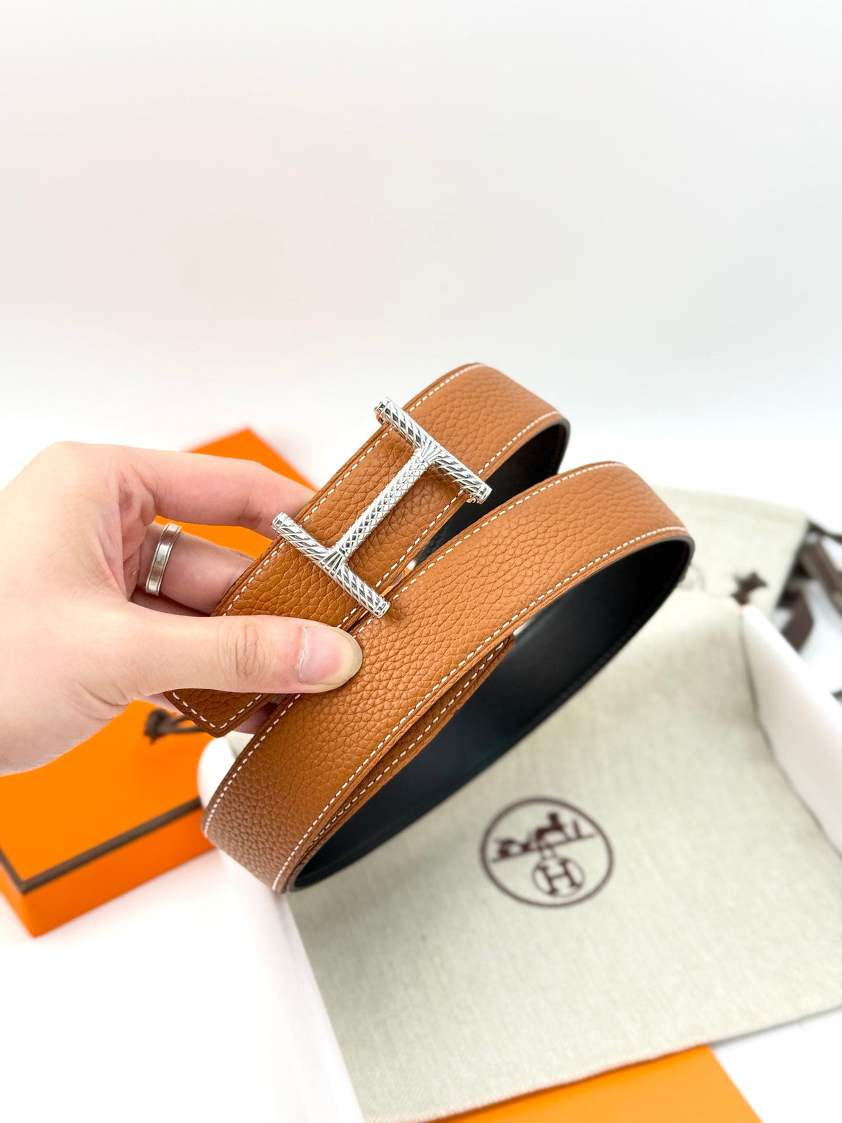 HELENE HISSEO WENDBARER LEDERGÜRTEL — BRAUN (SILBERNE BESCHLÄGE, 32 MM)