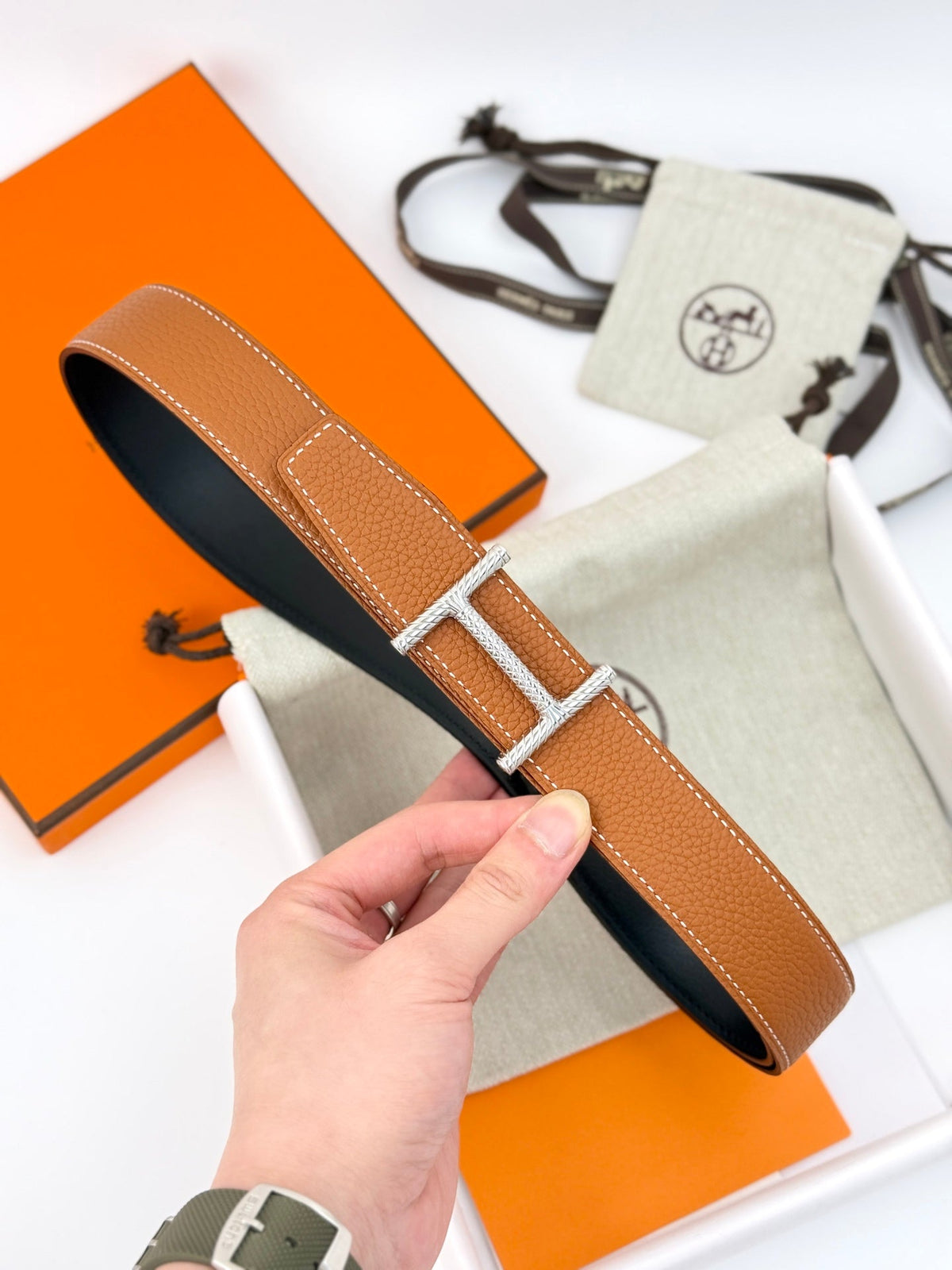 HELENE HISSEO WENDBARER LEDERGÜRTEL — BRAUN (SILBERNE BESCHLÄGE, 32 MM)