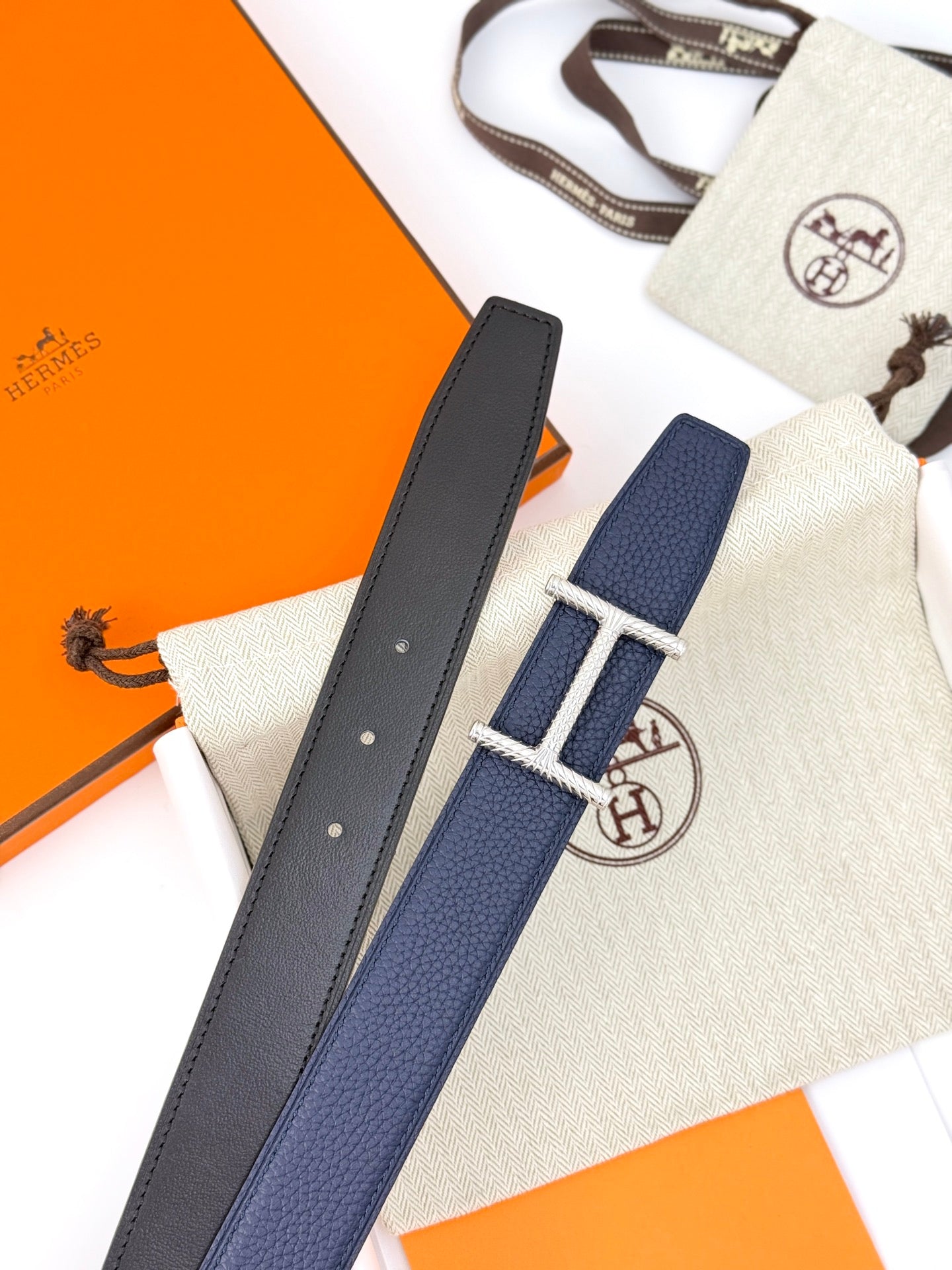 HELENE HISSEO WENDBARER LEDERGÜRTEL — MARINEBLAU (SILBERNE BESCHLÄGE, 32 MM)