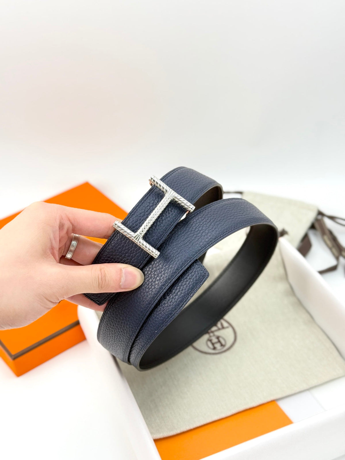 HELENE HISSEO WENDBARER LEDERGÜRTEL — MARINEBLAU (SILBERNE BESCHLÄGE, 32 MM)