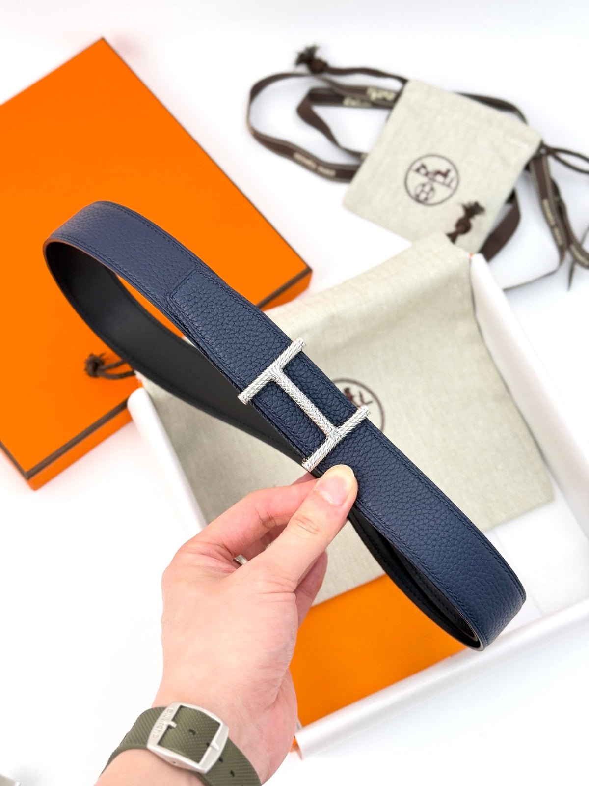 HELENE HISSEO WENDBARER LEDERGÜRTEL — MARINEBLAU (SILBERNE BESCHLÄGE, 32 MM)