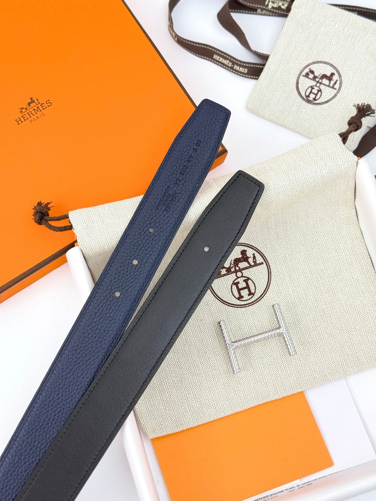 HELENE HISSEO WENDBARER LEDERGÜRTEL — MARINEBLAU (SILBERNE BESCHLÄGE, 32 MM)