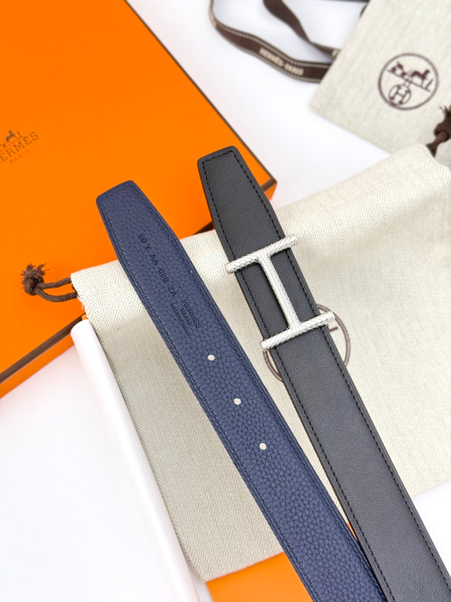 HELENE HISSEO WENDBARER LEDERGÜRTEL — MARINEBLAU (SILBERNE BESCHLÄGE, 32 MM)