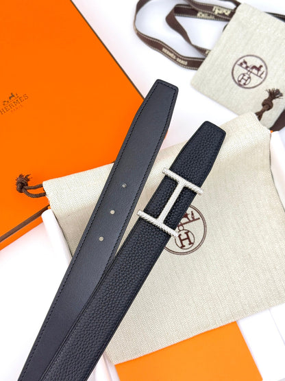 HELENE HISSEO WENDBARER LEDERGÜRTEL — SCHWARZ (SILBERNE BESCHLÄGE, 32 MM)