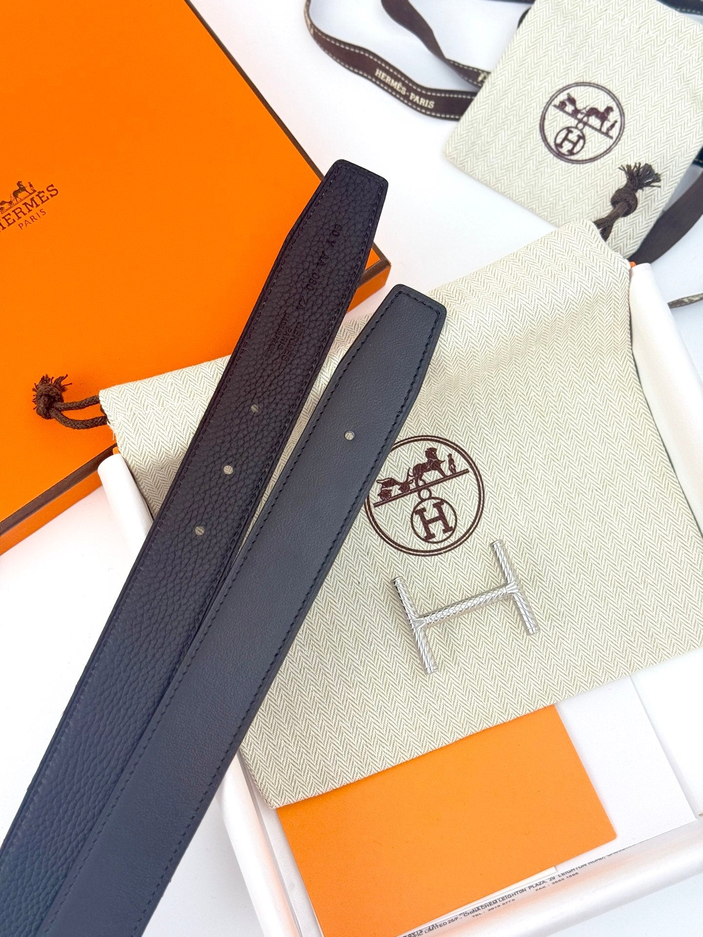 HELENE HISSEO WENDBARER LEDERGÜRTEL — SCHWARZ (SILBERNE BESCHLÄGE, 32 MM)