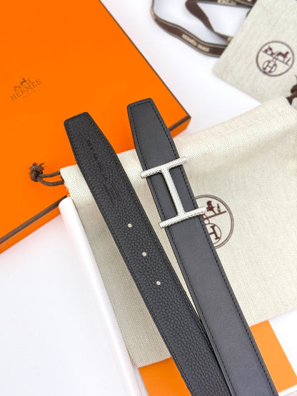 HELENE HISSEO WENDBARER LEDERGÜRTEL — SCHWARZ (SILBERNE BESCHLÄGE, 32 MM)