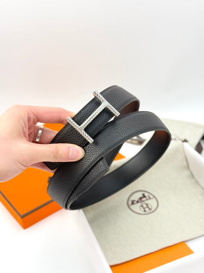 HELENE HISSEO WENDBARER LEDERGÜRTEL — SCHWARZ (SILBERNE BESCHLÄGE, 32 MM)