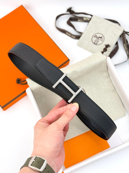 HELENE HISSEO WENDBARER LEDERGÜRTEL — SCHWARZ (SILBERNE BESCHLÄGE, 32 MM)