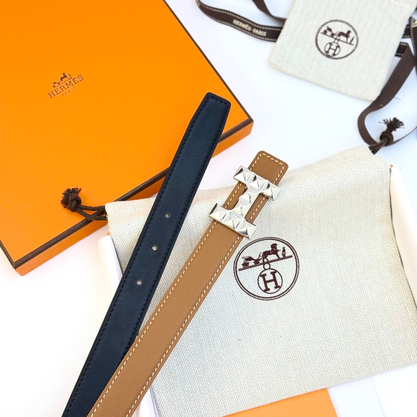 HELENE INFINI WENDBARER LEDERGÜRTEL — BRAUN EPSOM (SILBERNE BESCHLÄGE, 24 MM)