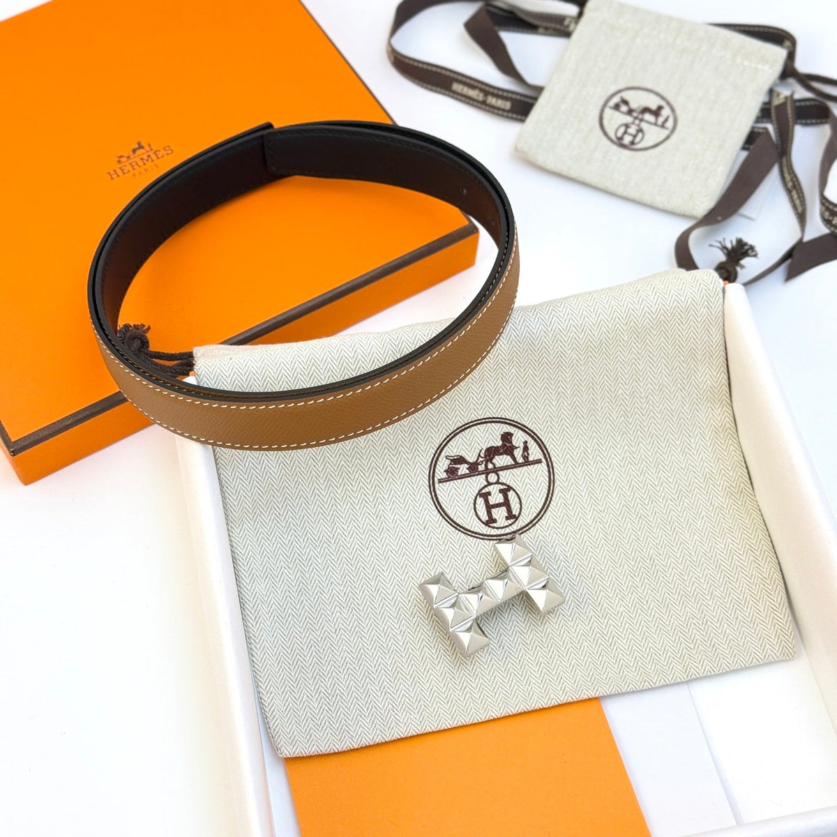 HELENE INFINI WENDBARER LEDERGÜRTEL — BRAUN EPSOM (SILBERNE BESCHLÄGE, 24 MM)