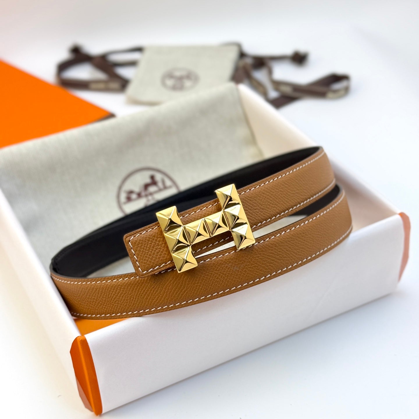 HELENE INFINI WENDBARER LEDERGÜRTEL — BRAUNES EPSOM (GOLD-BESCHLÄGE, 24 MM)