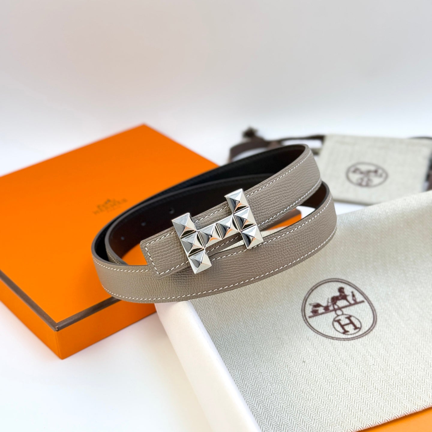 HELENE INFINI WENDBARER LEDERGÜRTEL — GRAUES EPSOM (SILBERNE BESCHLÄGE, 24 MM)