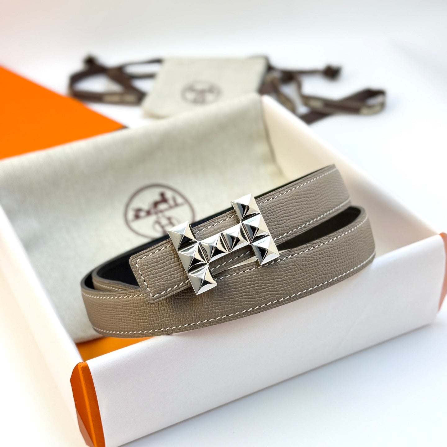 HELENE INFINI WENDBARER LEDERGÜRTEL — GRAUES EPSOM (SILBERNE BESCHLÄGE, 24 MM)