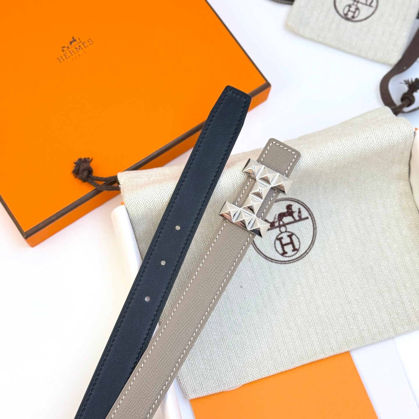 HELENE INFINI WENDBARER LEDERGÜRTEL — GRAUES EPSOM (SILBERNE BESCHLÄGE, 24 MM)