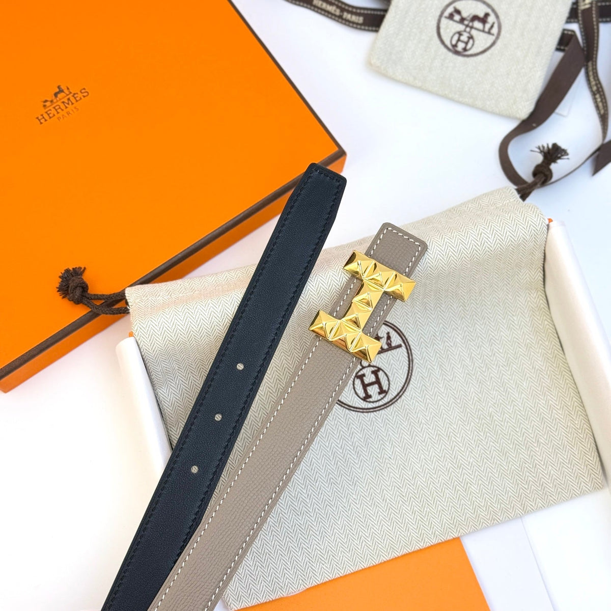 HELENE INFINI WENDBARER LEDERGÜRTEL — GRAUES EPSOM (GOLD-BESCHLÄGE, 24 MM)