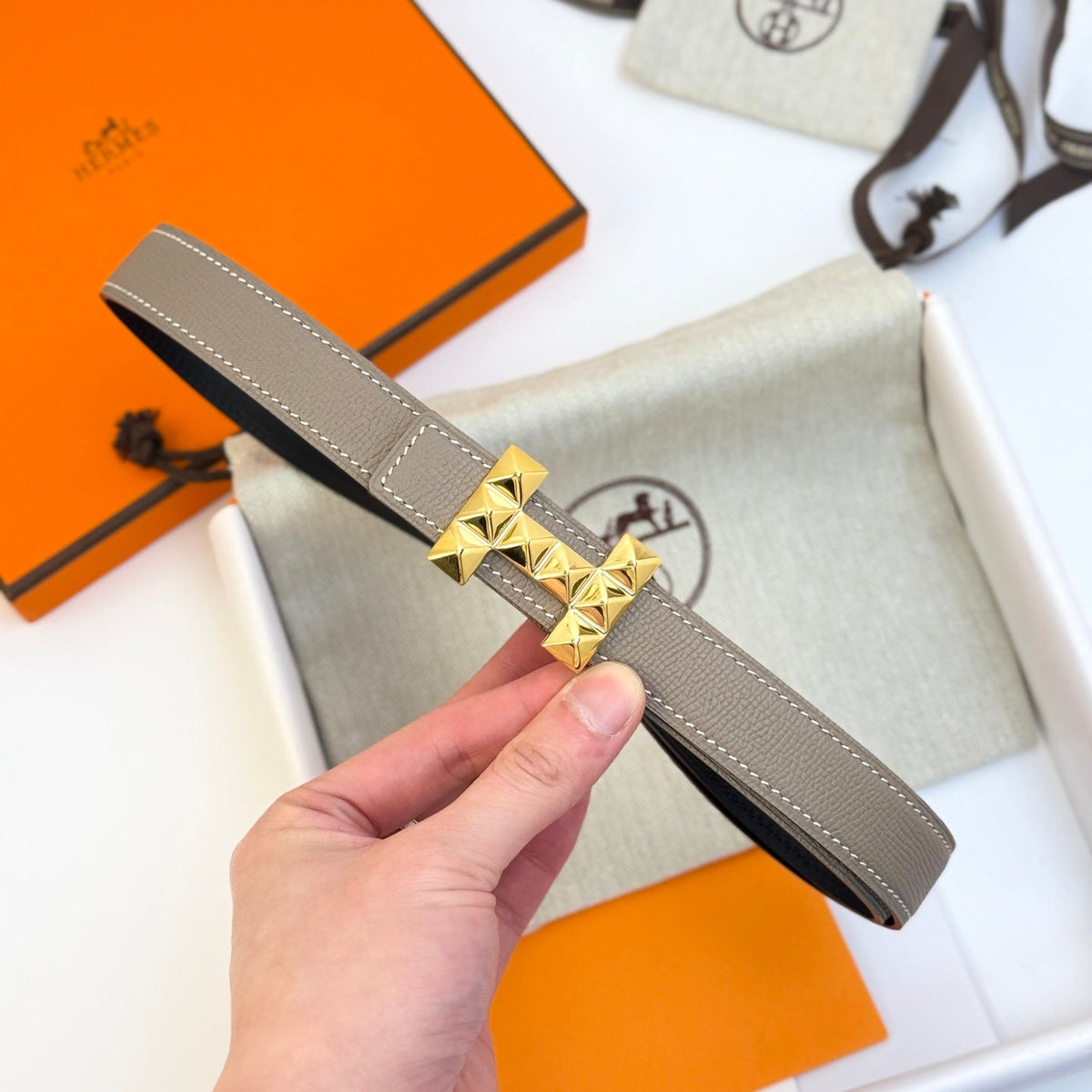 HELENE INFINI WENDBARER LEDERGÜRTEL — GRAUES EPSOM (GOLD-BESCHLÄGE, 24 MM)